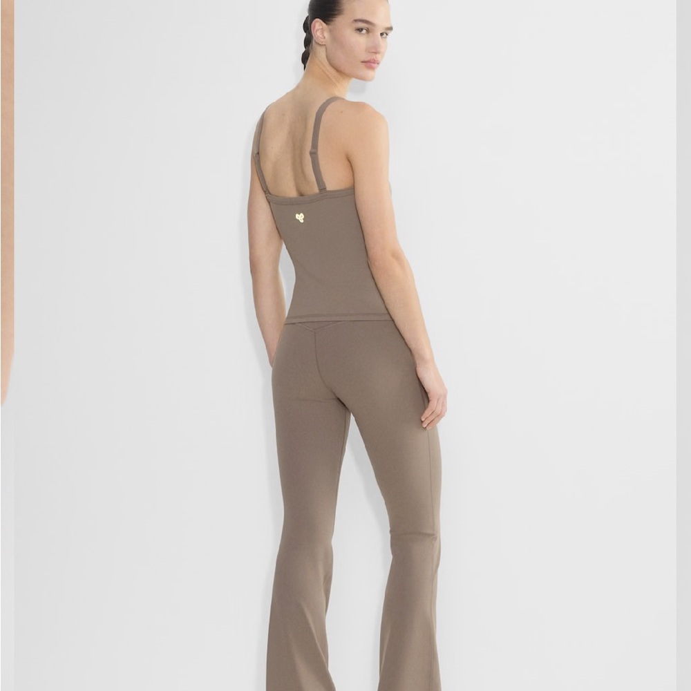 BUTTER Cheeky Hi-Rise Flare 32" Legging - Picture 2 of 5